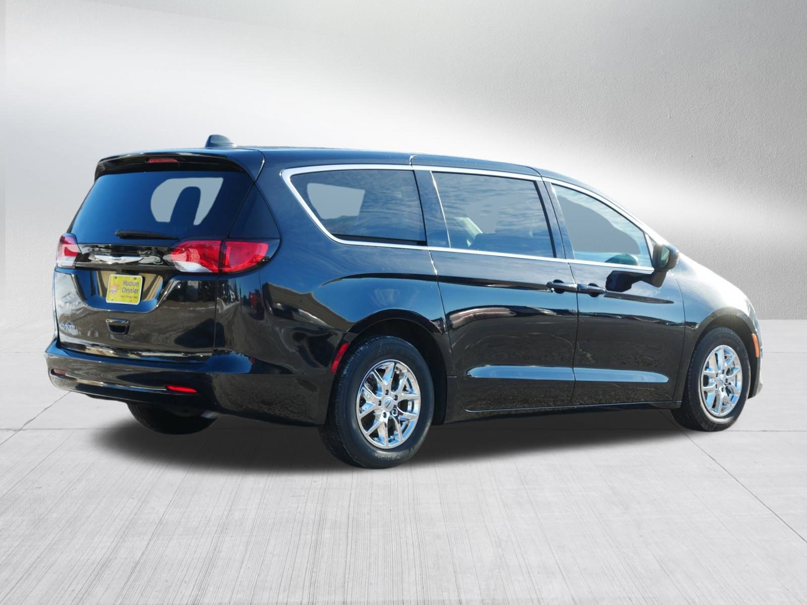Used 2022 Chrysler Voyager LX image 7