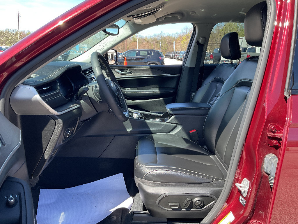 Used 2023 Jeep Grand Cherokee L Limited AWD/4WD image 8