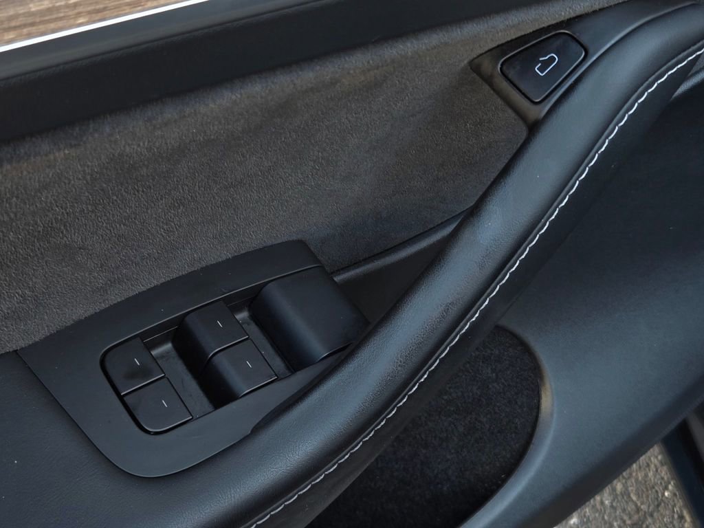 Used 2025 Tesla Model Y Long Range image 11