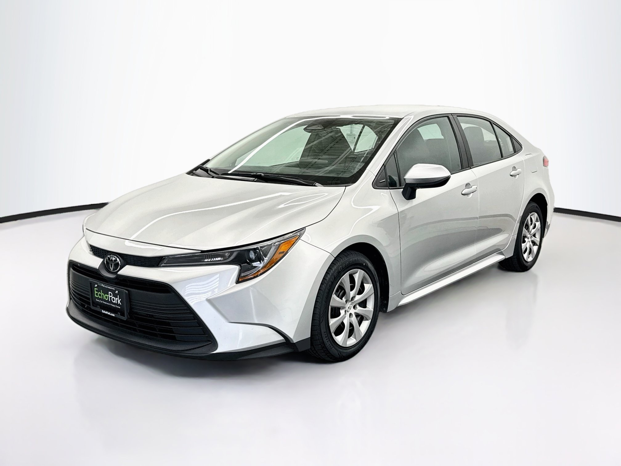 Used 2025 Toyota Corolla LE FWD image 3