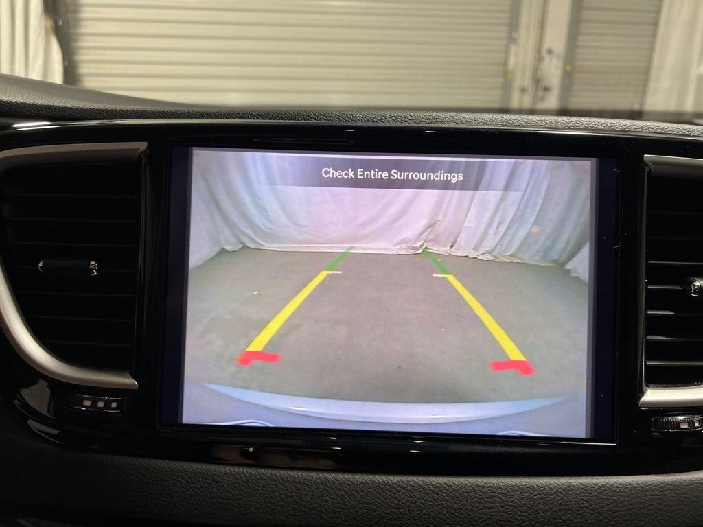 Used 2023 Chrysler Pacifica Touring-L FWD image 32