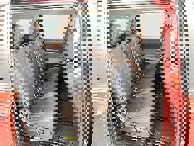 Used 2025 Kia Carnival EX image 8