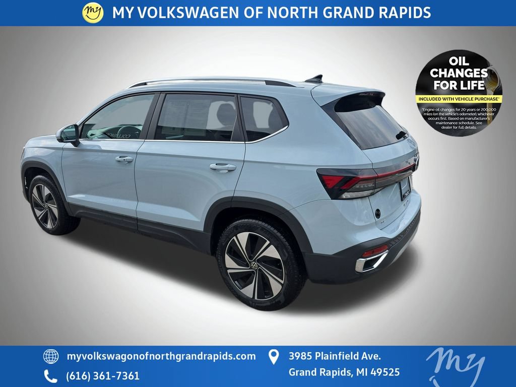 Used 2025 Volkswagen Taos SE w/ Panoramic Sunroof Package AWD/4WD image 6