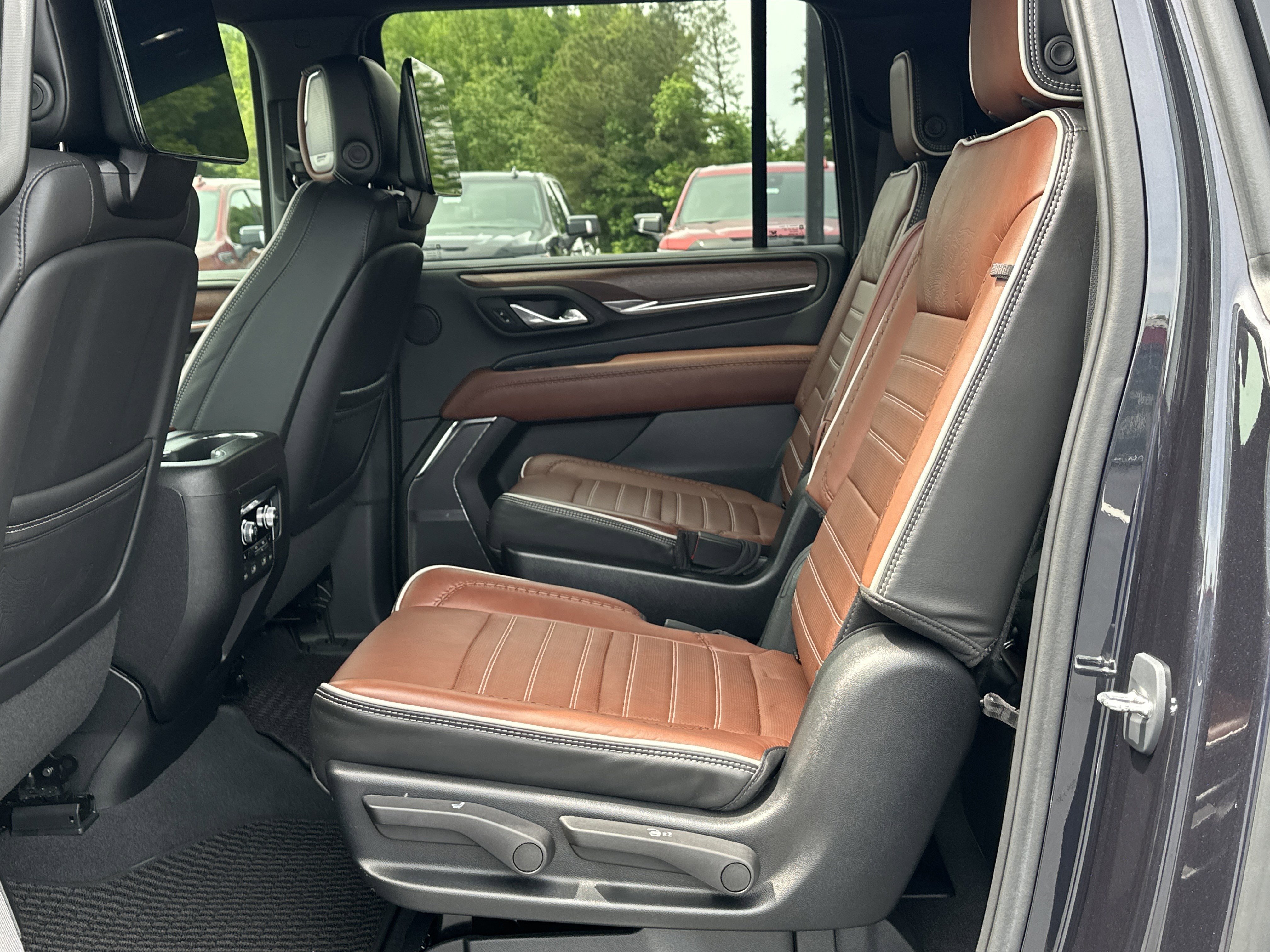 Used 2023 GMC Yukon XL Denali Ultimate w/ LPO, Floor Liner Package AWD/4WD image 16