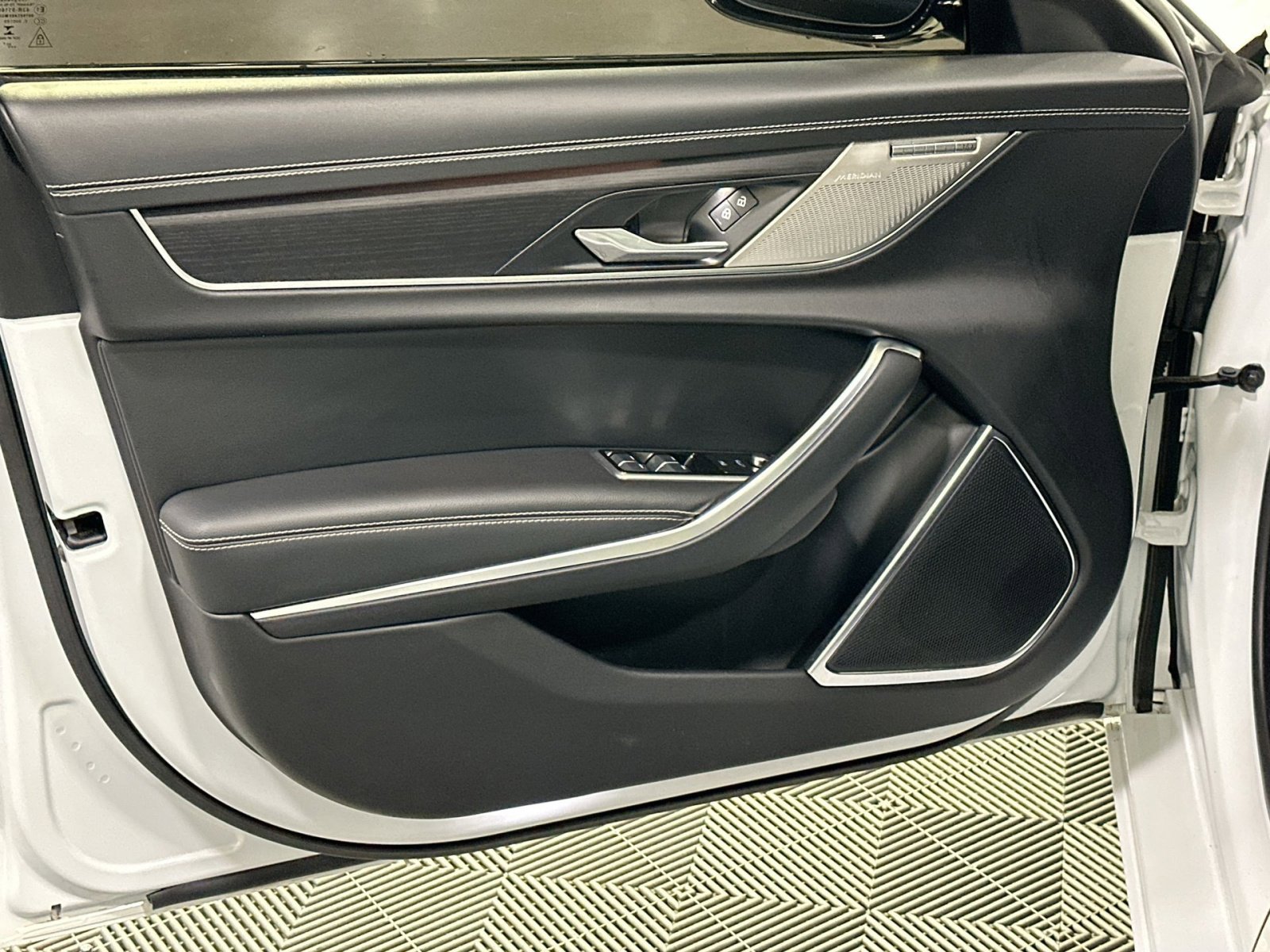 Used 2022 Jaguar XF R-Dynamic SE image 15