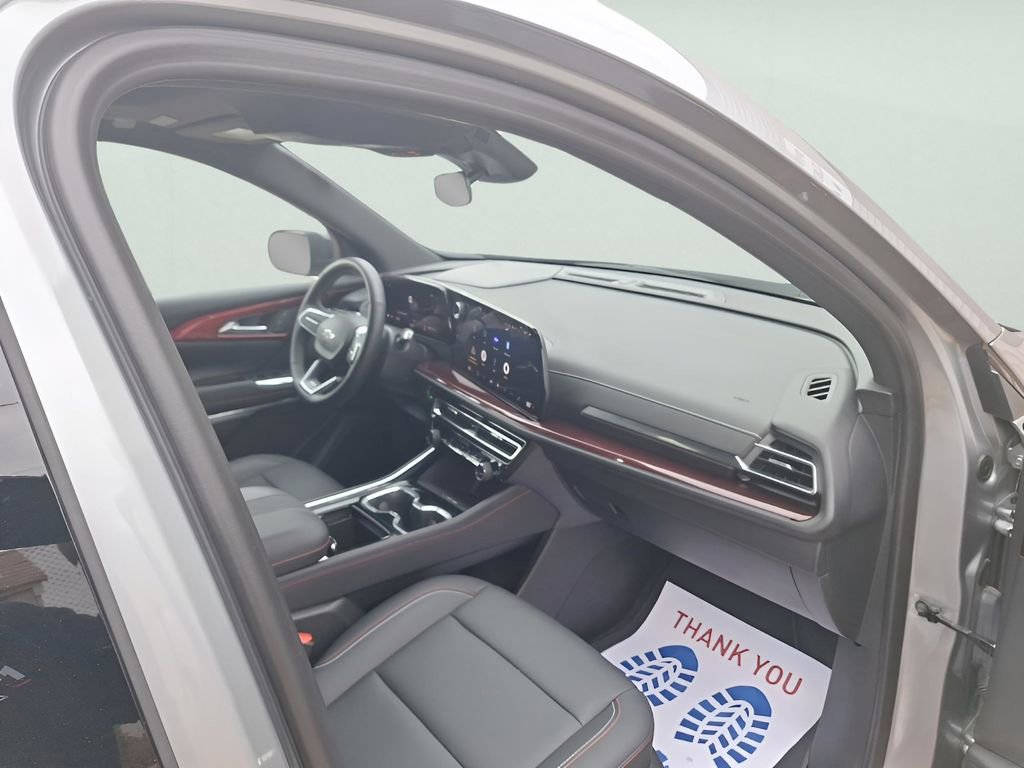 Used 2025 Chevrolet Traverse Z71 image 10