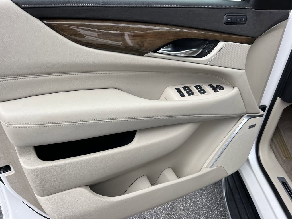 Used 2020 Cadillac Escalade Luxury image 11