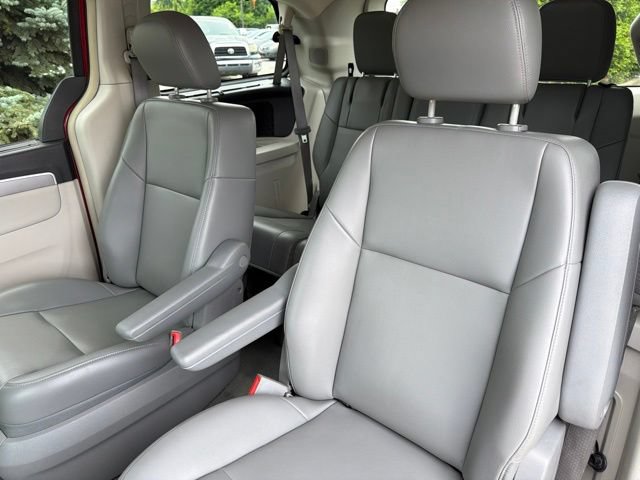 Used 2011 Volkswagen Routan SE FWD image 21