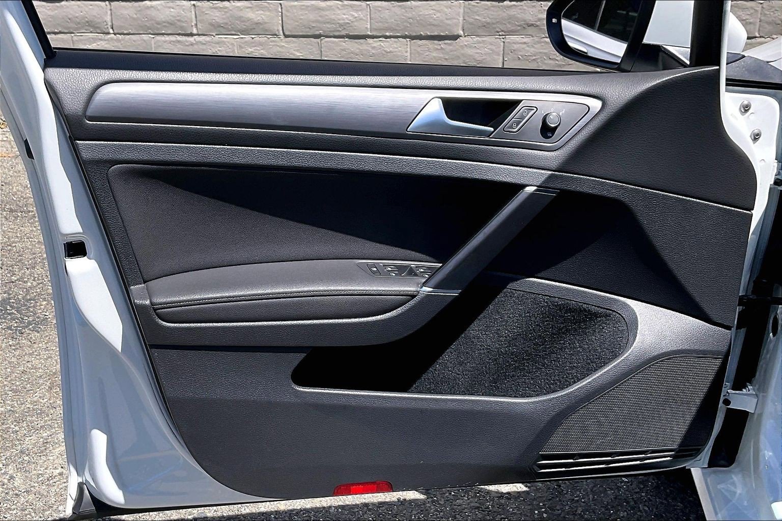 Certified 2021 Volkswagen Golf 4-Door FWD image 22