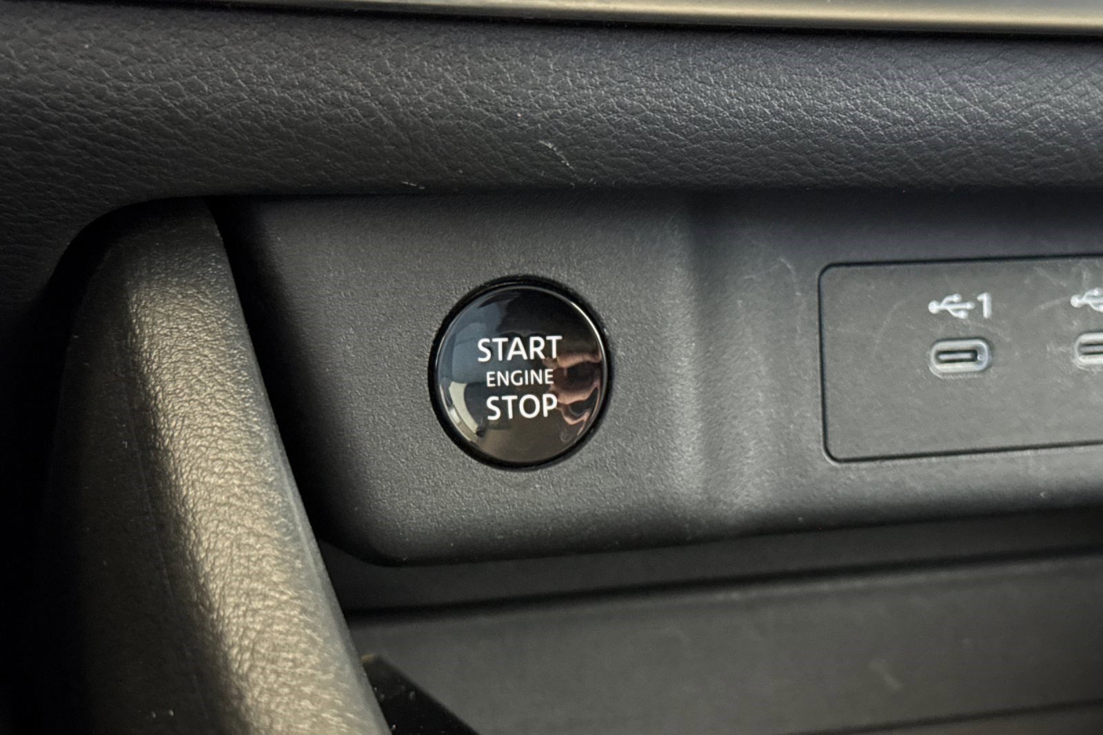 Used 2025 Nissan Rogue SV image 32