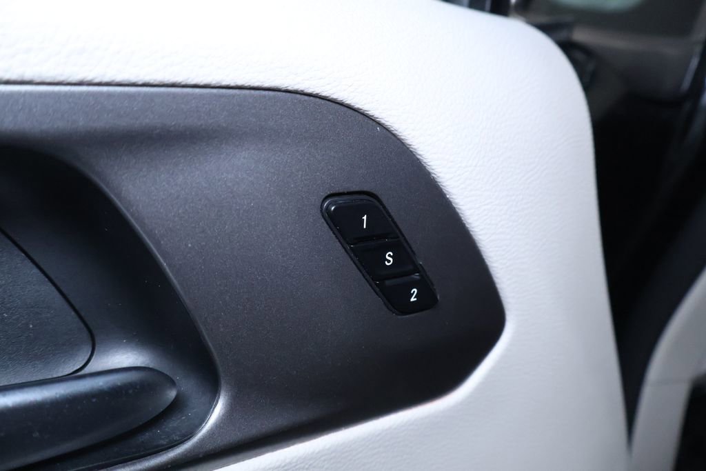 Used 2023 Chrysler Pacifica Touring-L image 14