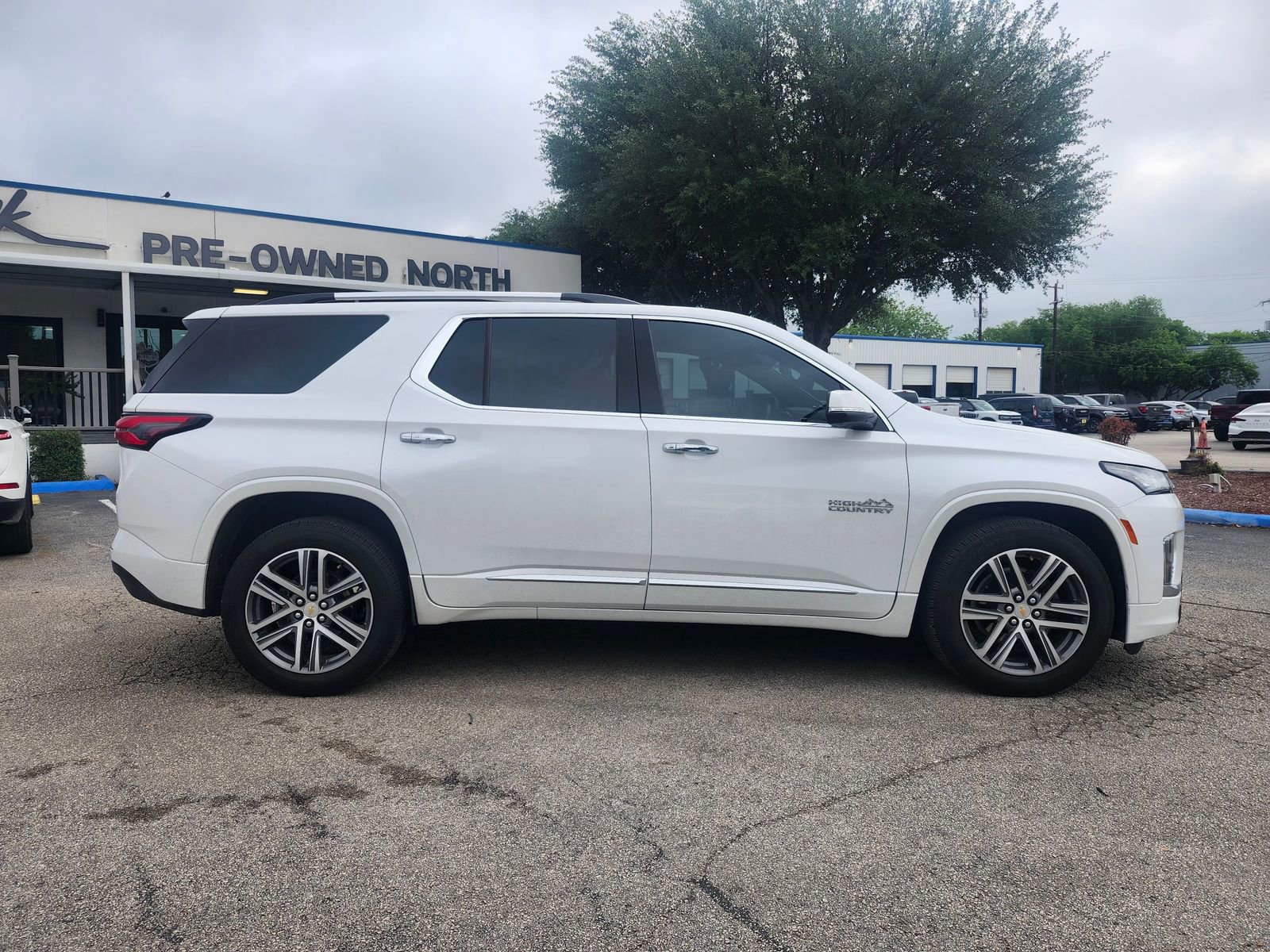 Used 2023 Chevrolet Traverse High Country FWD image 2