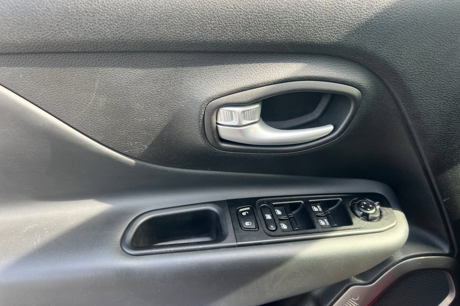 Used 2023 Jeep Renegade Latitude AWD/4WD image 12