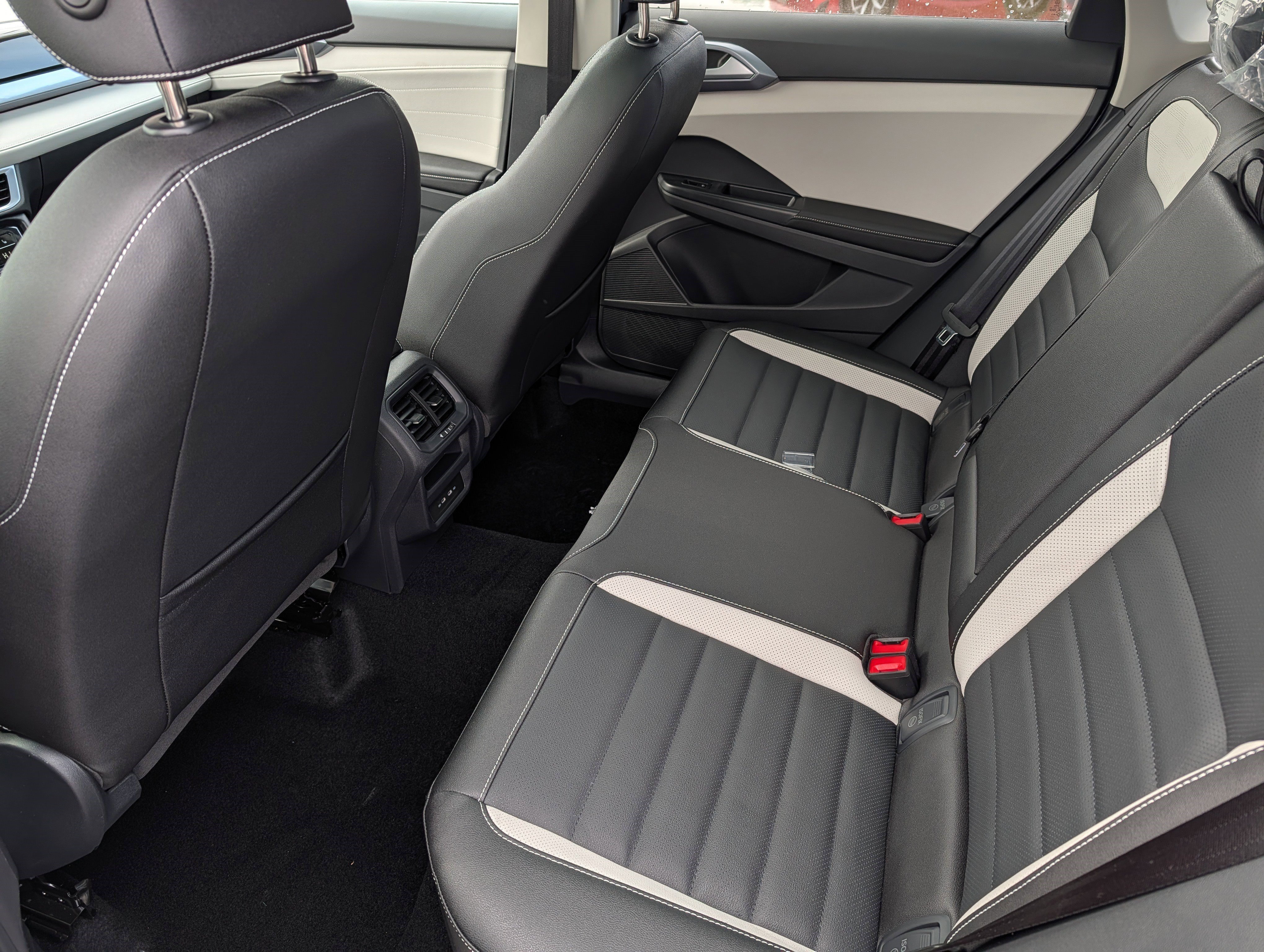 New 2026 Volkswagen Taos SEL AWD/4WD image 7