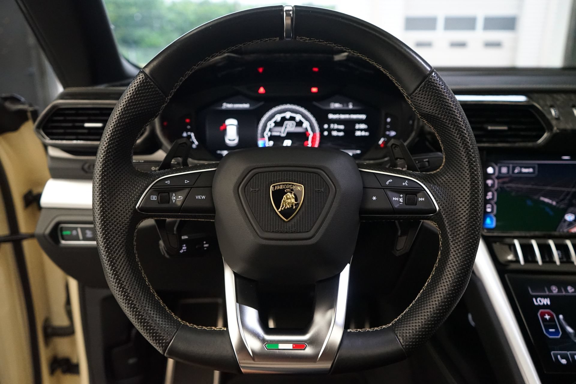 Used 2019 Lamborghini Urus AWD/4WD image 6