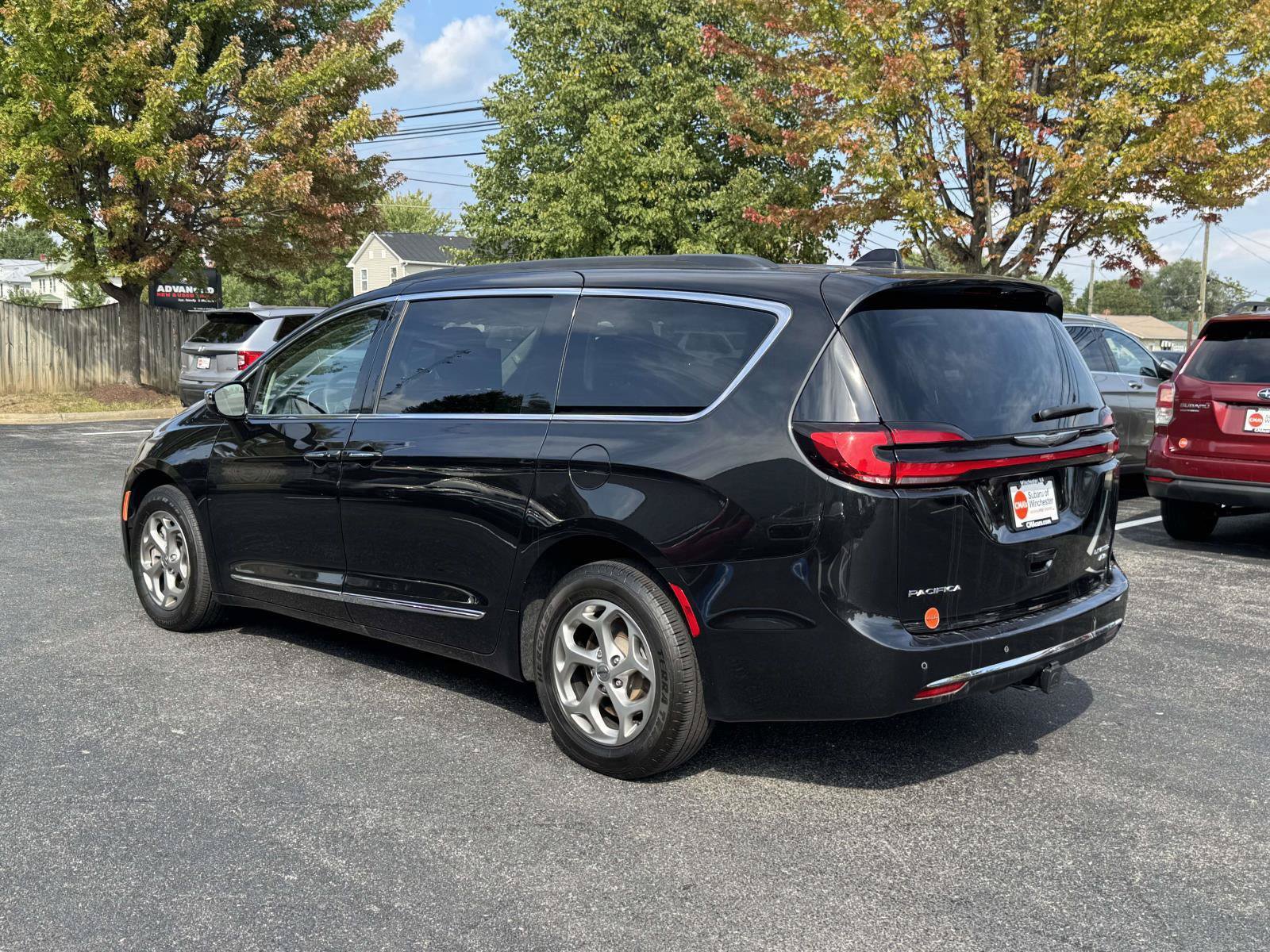 Used 2023 Chrysler Pacifica Limited w/ Uconnect Theater Family Group AWD/4WD image 3