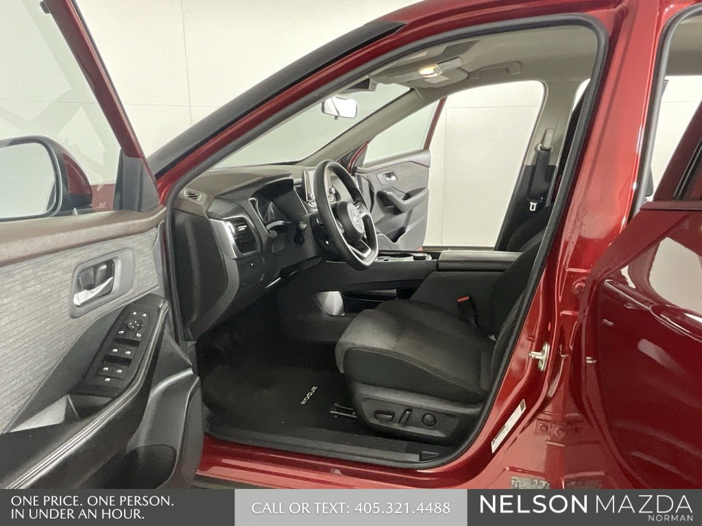 Used 2021 Nissan Rogue SV image 11
