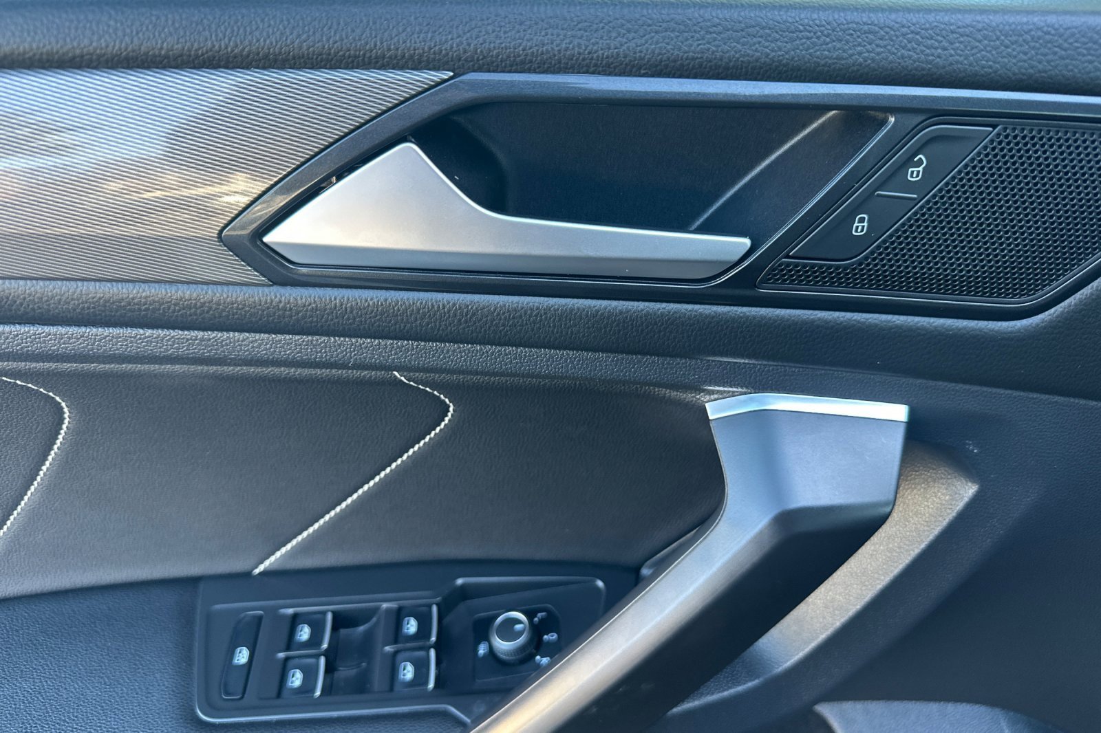 Used 2022 Volkswagen Tiguan SE image 12