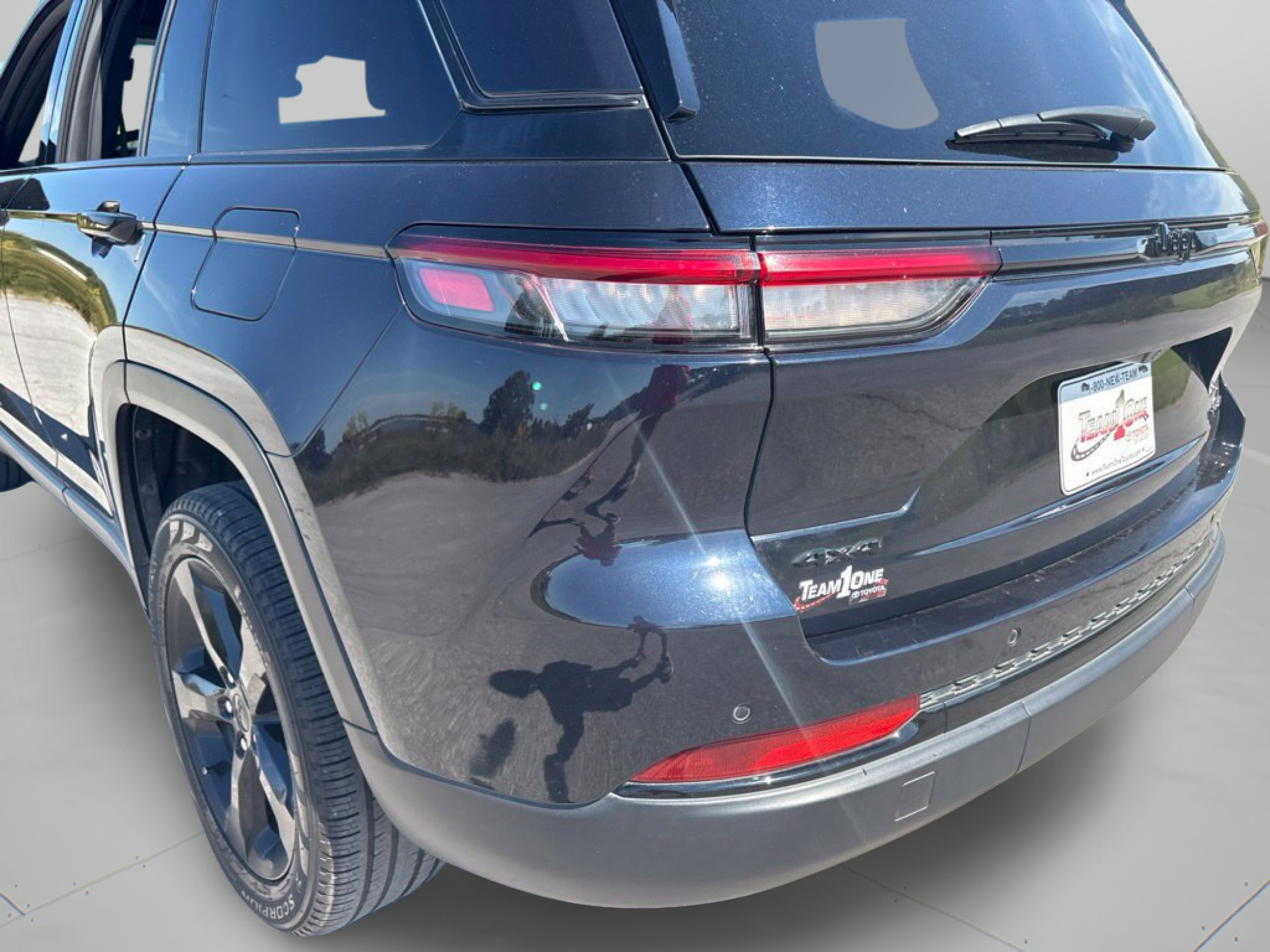 Used 2024 Jeep Grand Cherokee Limited w/ Black Appearance Package AWD/4WD image 24