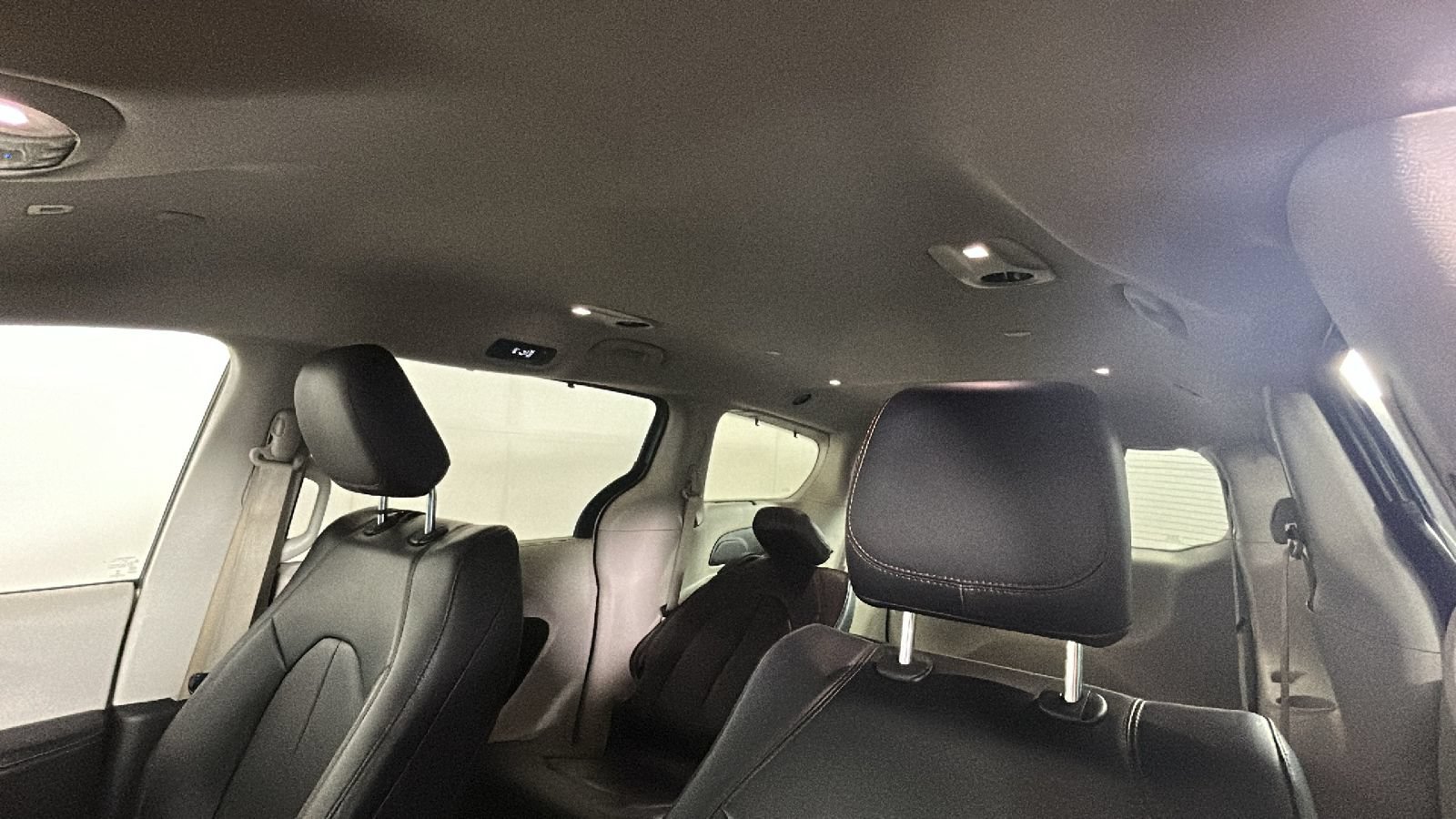 Used 2018 Chrysler Pacifica Touring-L FWD image 14