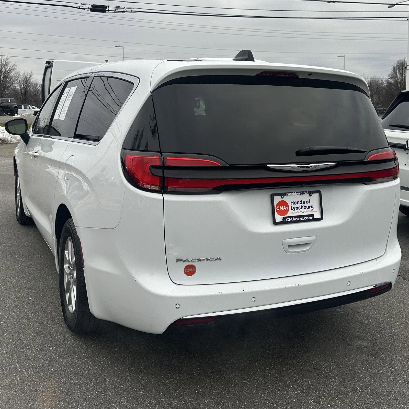 Used 2024 Chrysler Pacifica Touring-L image 3