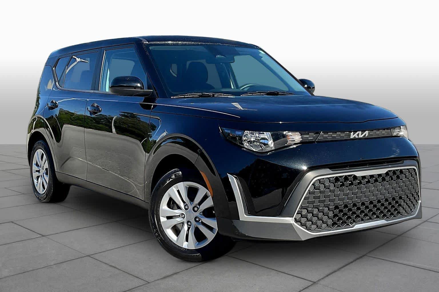 Used 2025 Kia Soul LX FWD image 3