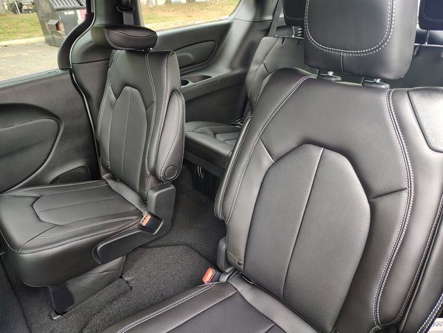 New 2026 Chrysler Pacifica Select image 4