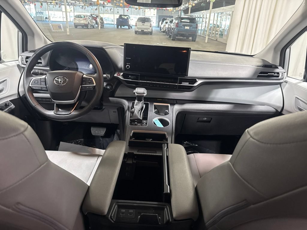 Used 2025 Toyota Sienna XLE FWD image 19