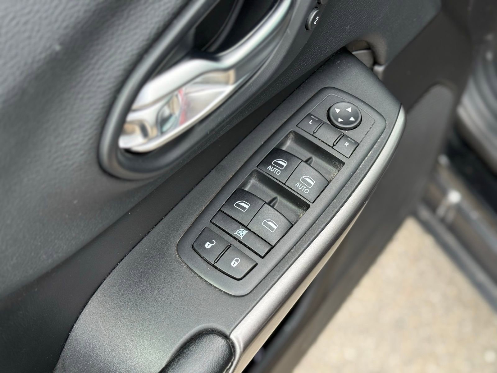 Used 2019 Jeep Cherokee Limited image 12
