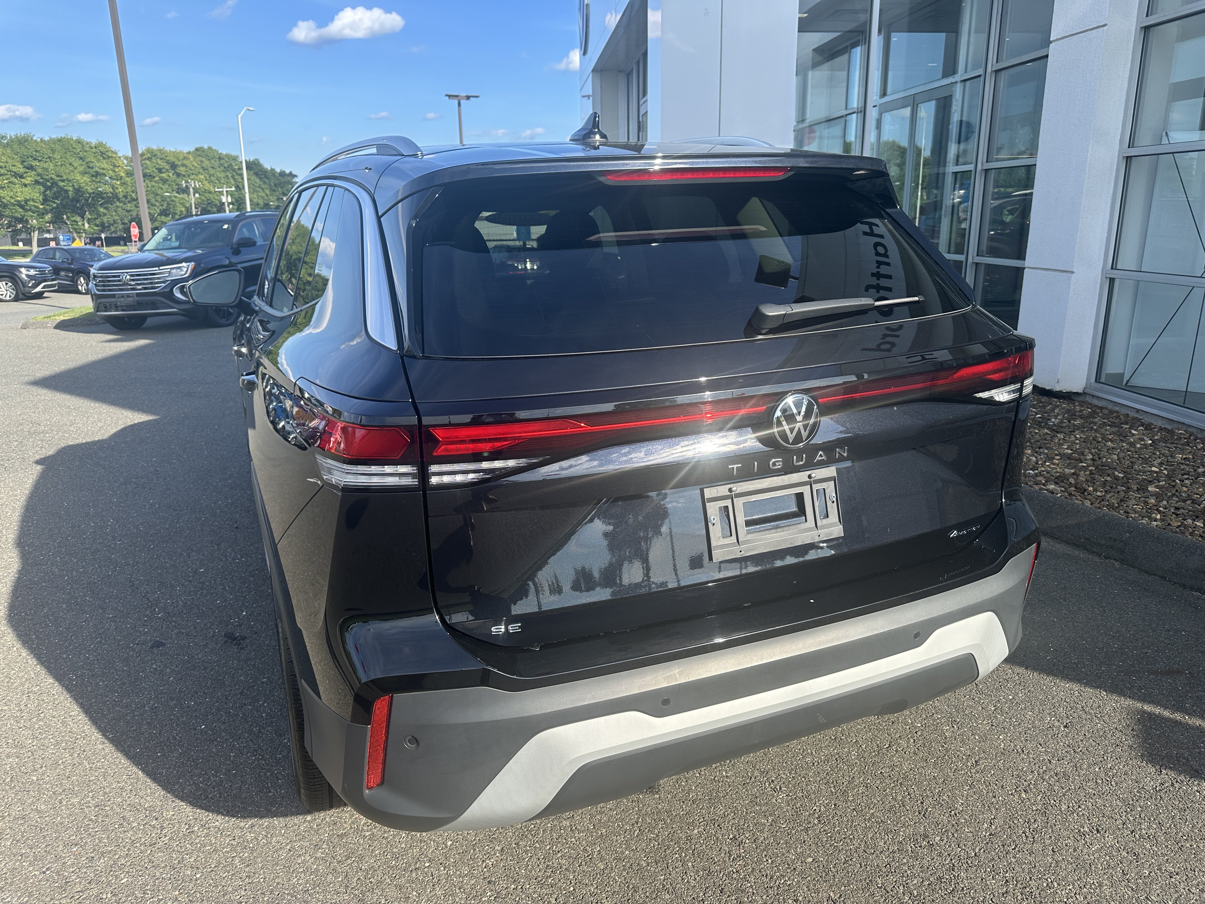 Certified 2025 Volkswagen Tiguan SE w/ Panoramic Sunroof Package AWD/4WD image 6