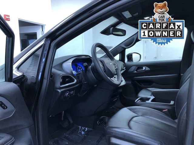 Used 2025 Chrysler Pacifica Select image 2