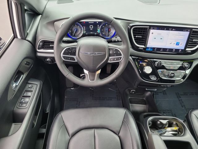 Used 2025 Chrysler Pacifica Select FWD image 7