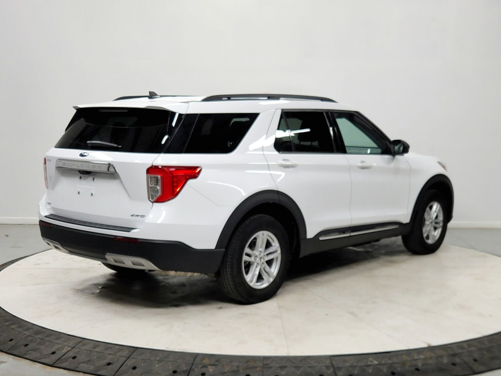 Used 2024 Ford Explorer XLT w/ Equipment Group 202A image 7