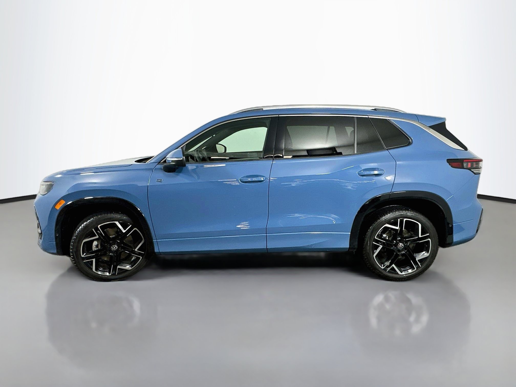 Used 2026 Volkswagen Tiguan SEL R-Line AWD/4WD image 4