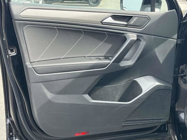 Used 2023 Volkswagen Tiguan SE w/ Panoramic Sunroof Package FWD image 15