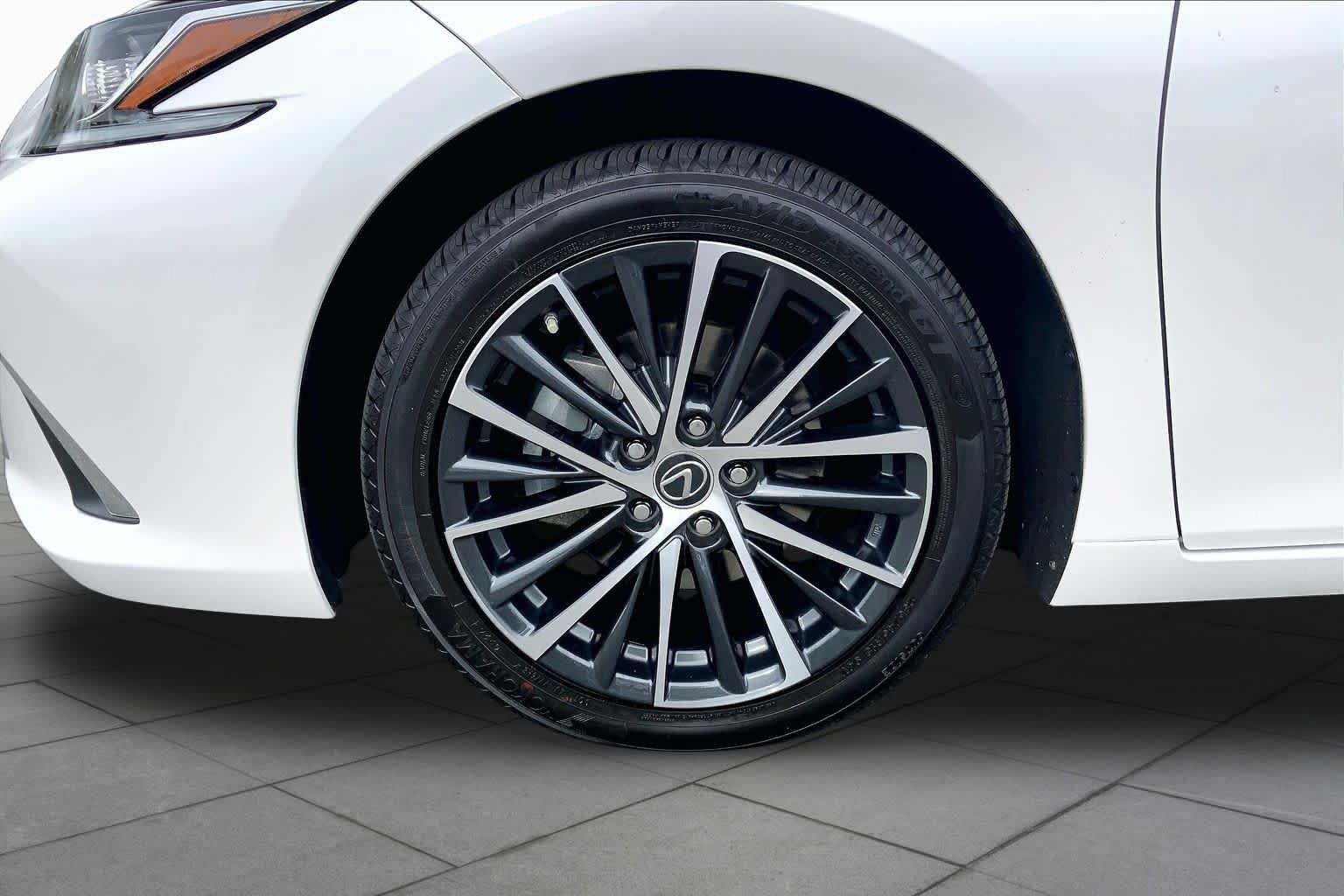 Certified 2024 Lexus ES 350 w/ Premium Package FWD image 11