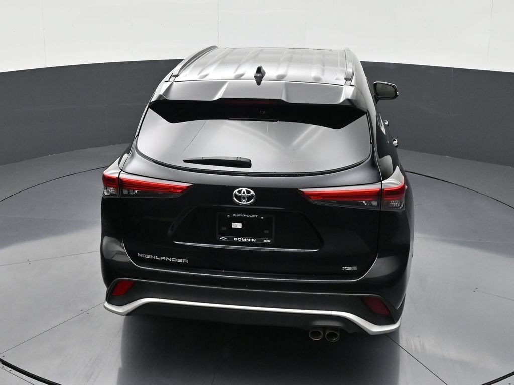 Used 2023 Toyota Highlander XSE FWD image 16