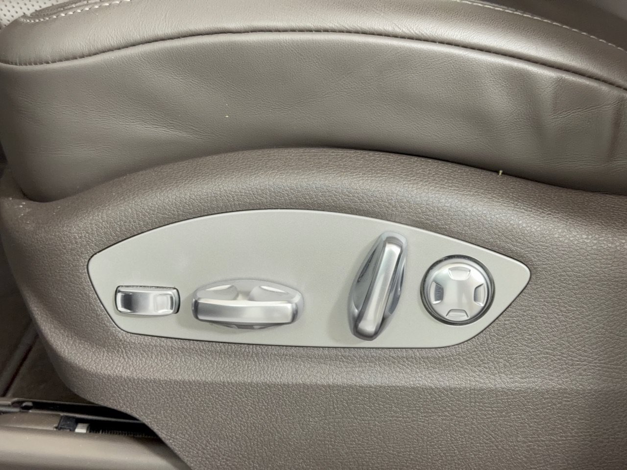 Certified 2025 Porsche Macan w/ Premium Package Plus AWD/4WD image 19