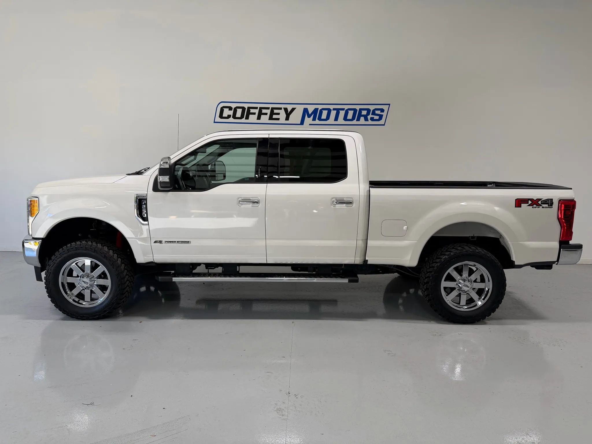Used 2017 Ford F250 Lariat w/ Chrome Package image 3