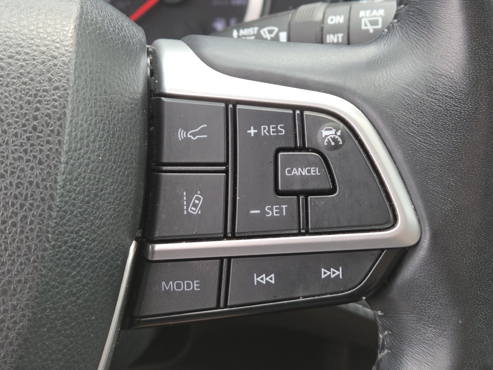 Used 2022 Toyota Highlander LE AWD/4WD image 7