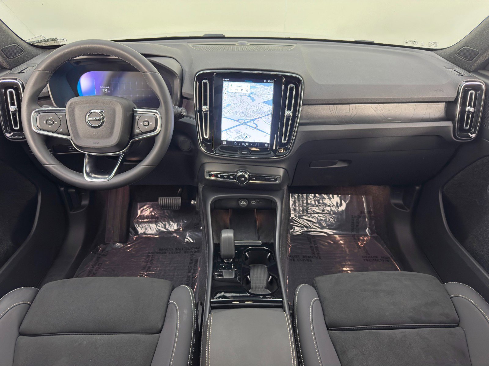 Used 2024 Volvo XC40 Recharge Plus w/ Protection Package Premier image 13