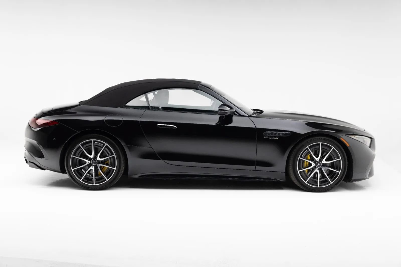 Used 2022 Mercedes-Benz SL 63 AMG 4MATIC w/ AMG Aerodynamic Package image 31