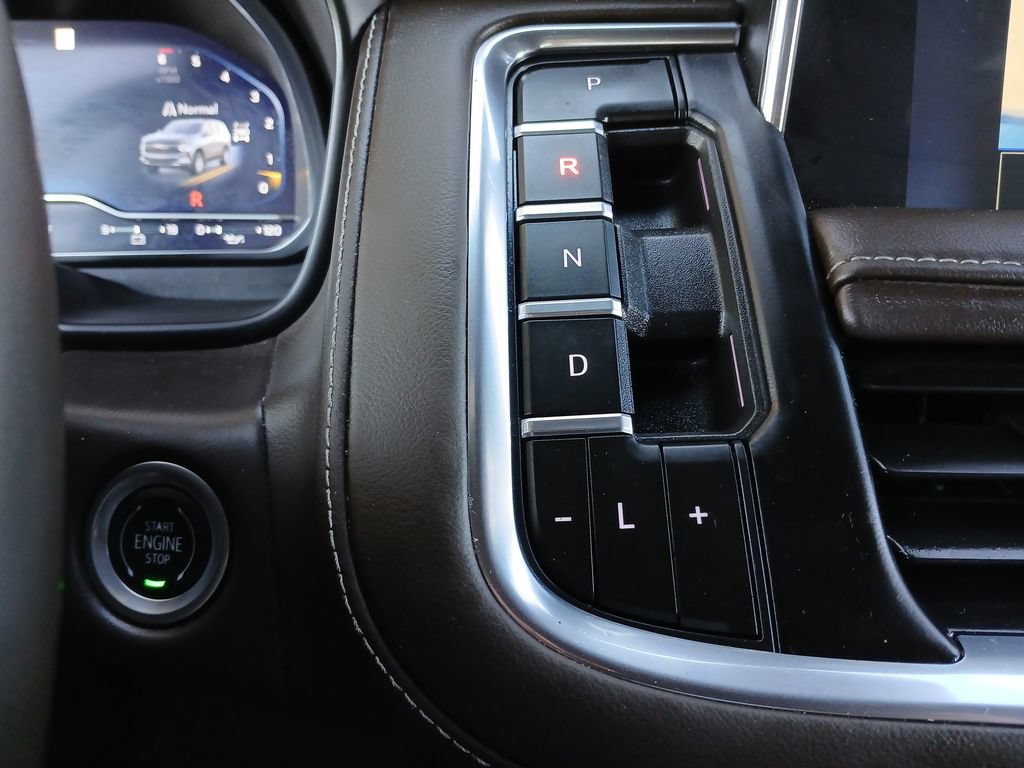 Used 2024 Chevrolet Suburban Z71 w/ Luxury Package AWD/4WD image 16