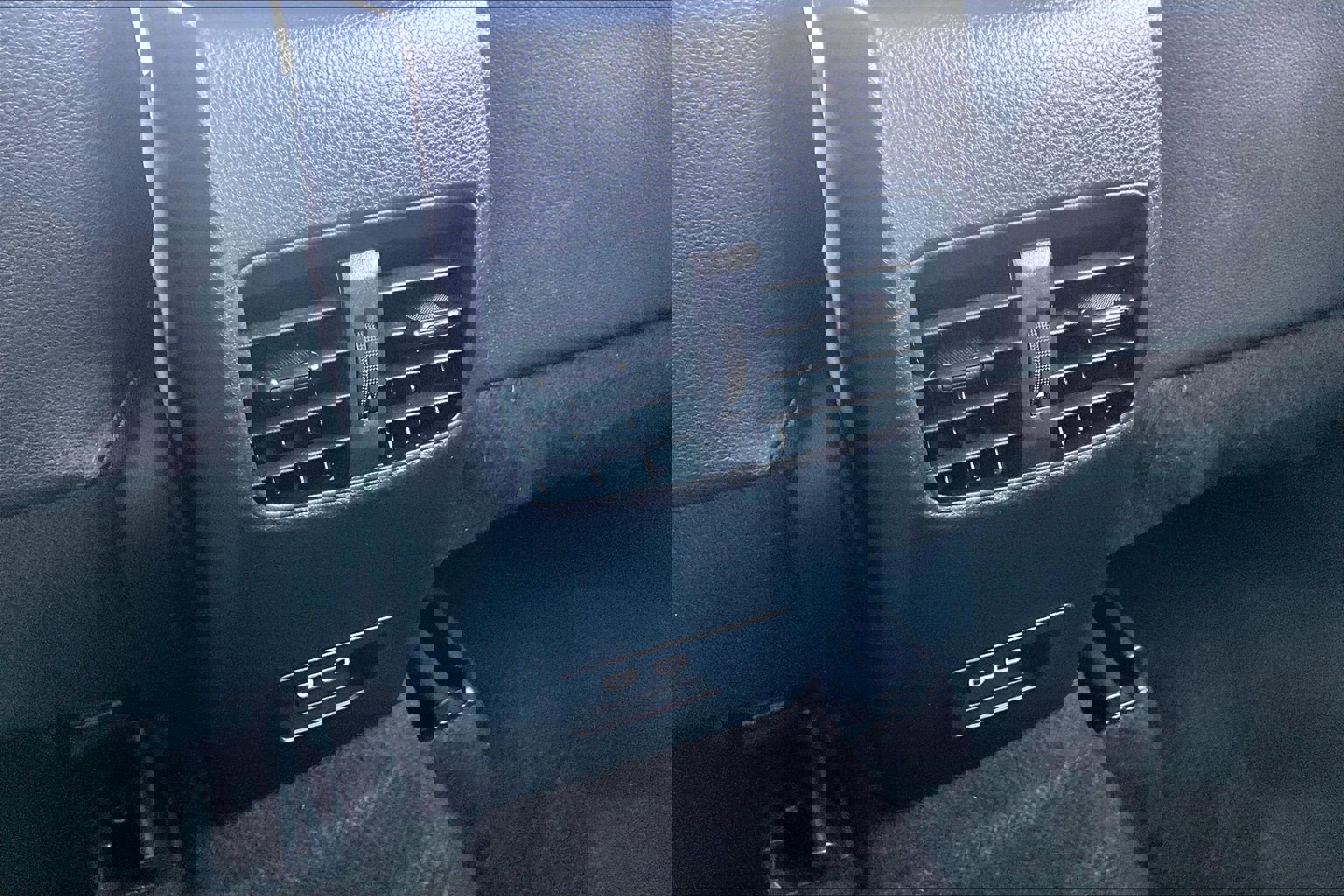 Used 2025 Toyota Corolla Cross XLE image 32