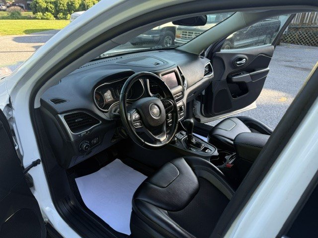 Used 2019 Jeep Cherokee Latitude Plus AWD/4WD image 7