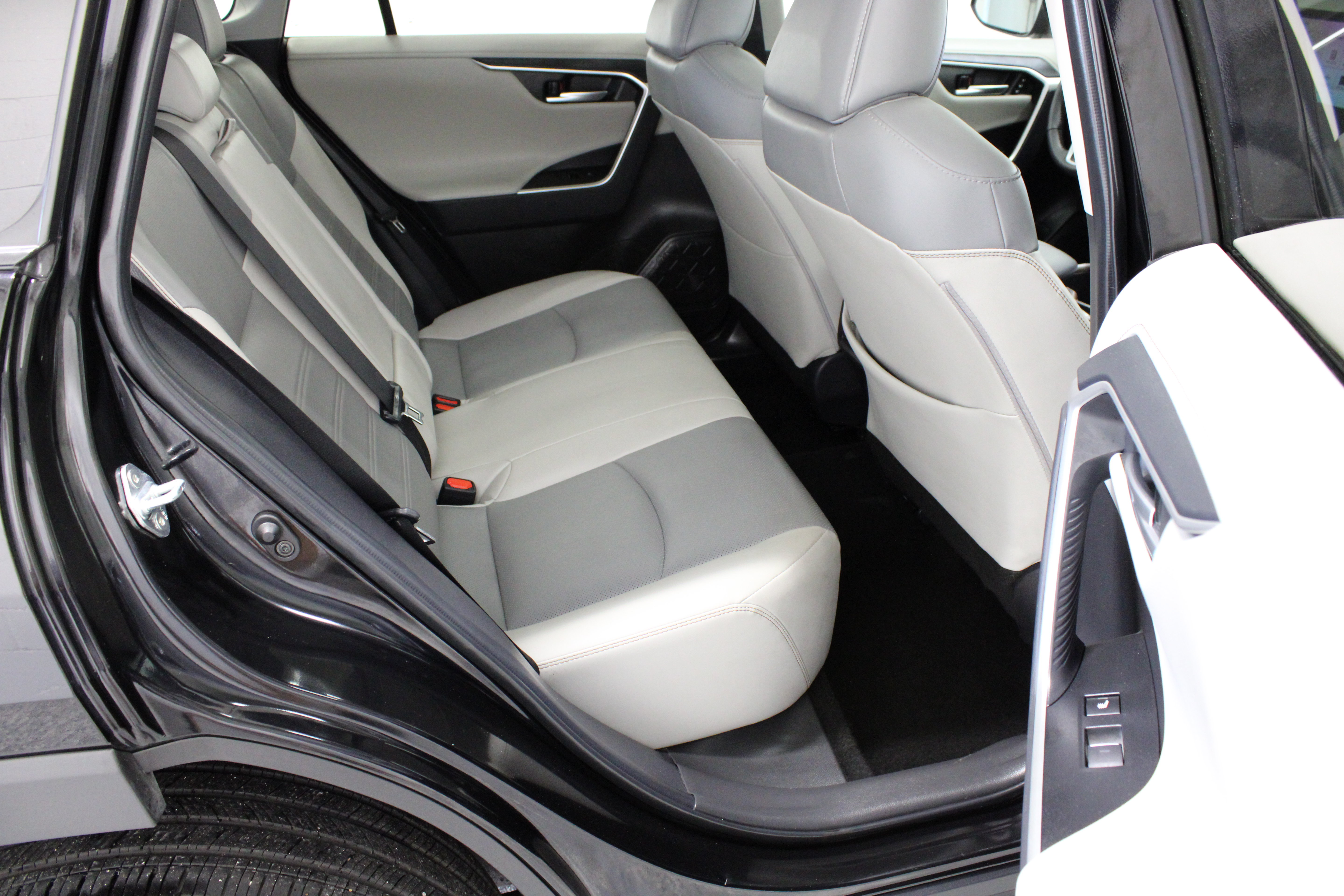 Used 2025 Toyota RAV4 Limited w/ Weather Package AWD/4WD image 36