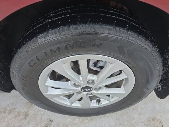 Used 2023 Kia Carnival LX image 11