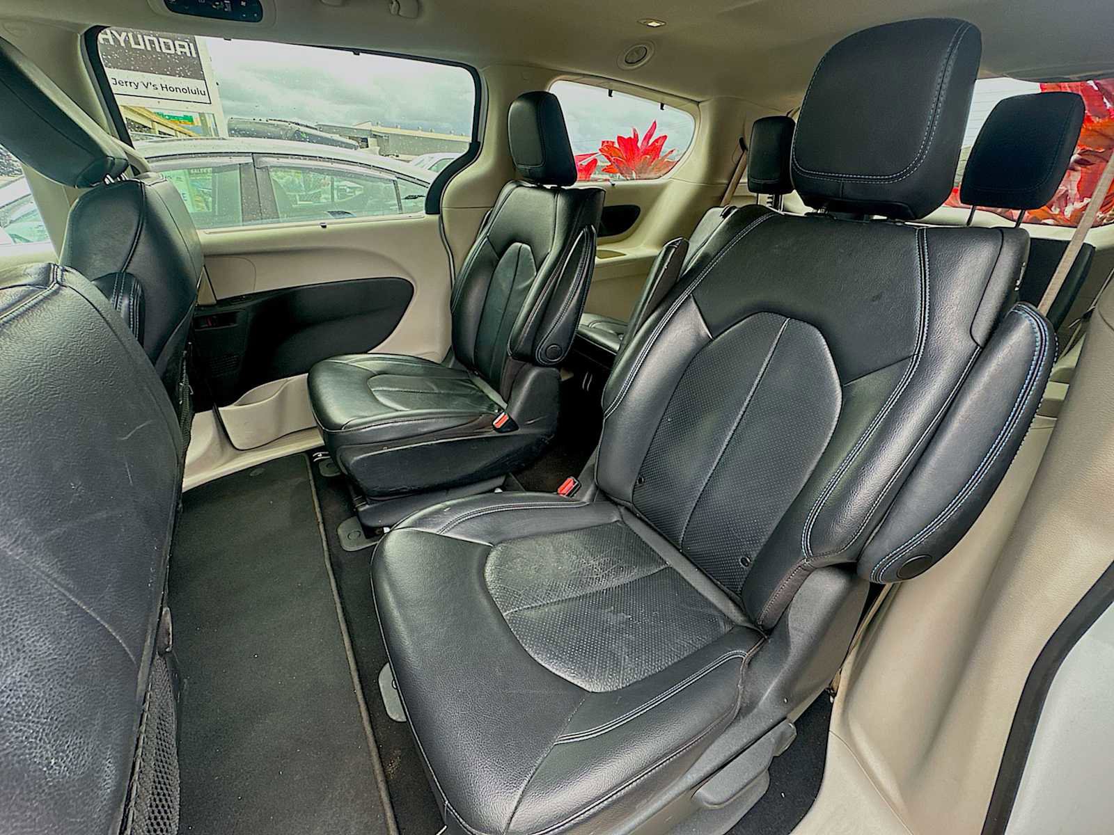 Used 2021 Chrysler Pacifica Touring-L image 18