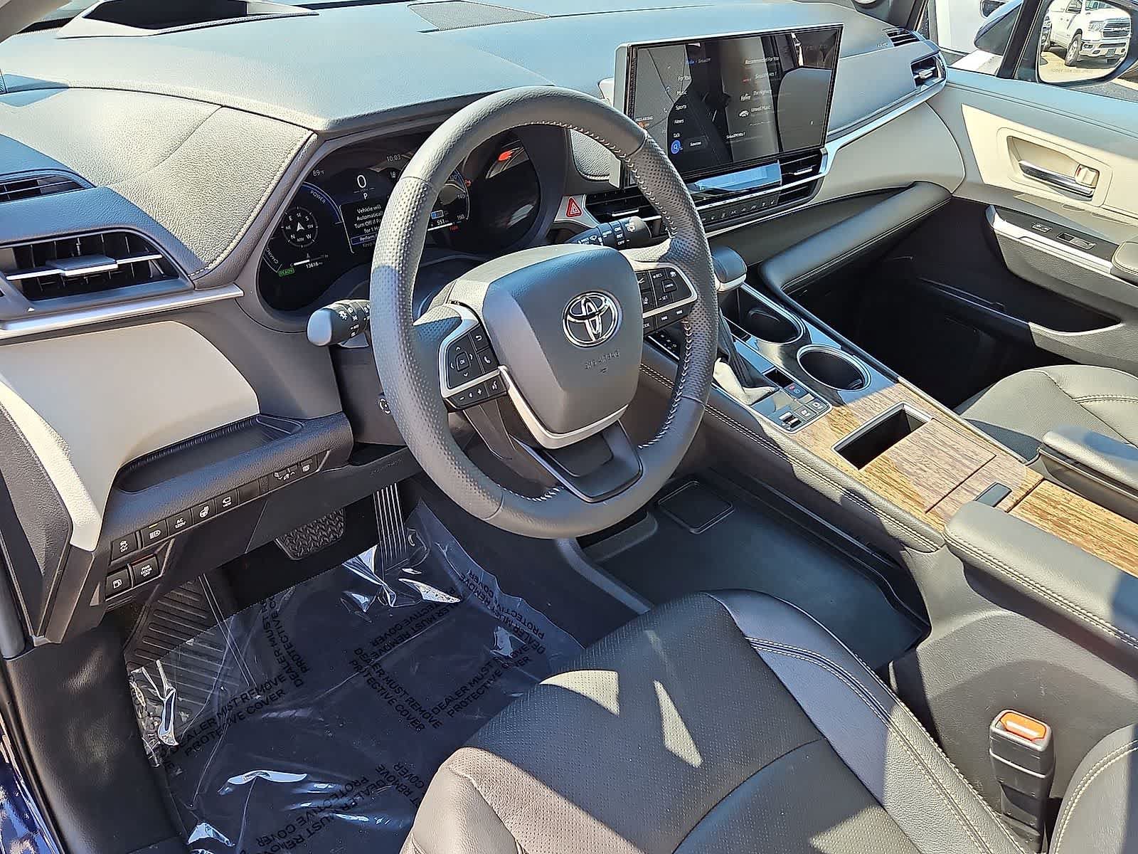 Used 2025 Toyota Sienna Platinum AWD/4WD image 16