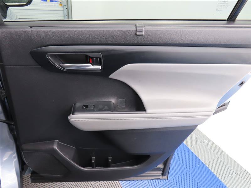 Used 2023 Toyota Highlander XLE FWD image 31